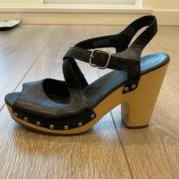 Ugg strappy studded heels - Picture 4 of 8